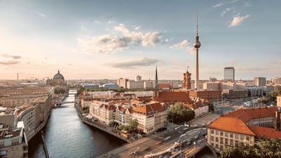 Blick über die Berliner Innenstadt mit Spree, Museumsinsel, Berliner Dom, Rotem Rathaus und Fernsehturm.